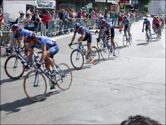 Lance Armstrong and US Postal cycling team wearing Oakley sunglasses 2002